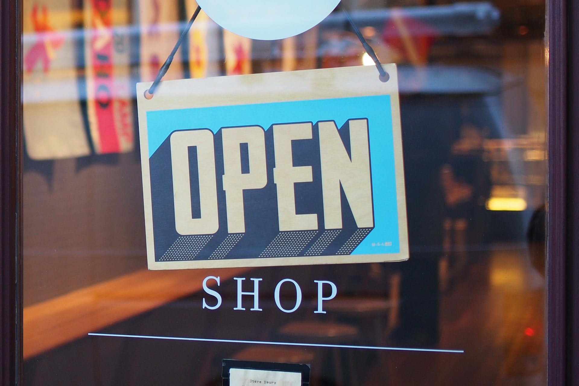 Ladentür eines Geschäfts mit Fokus auf dem "Open"-Schild