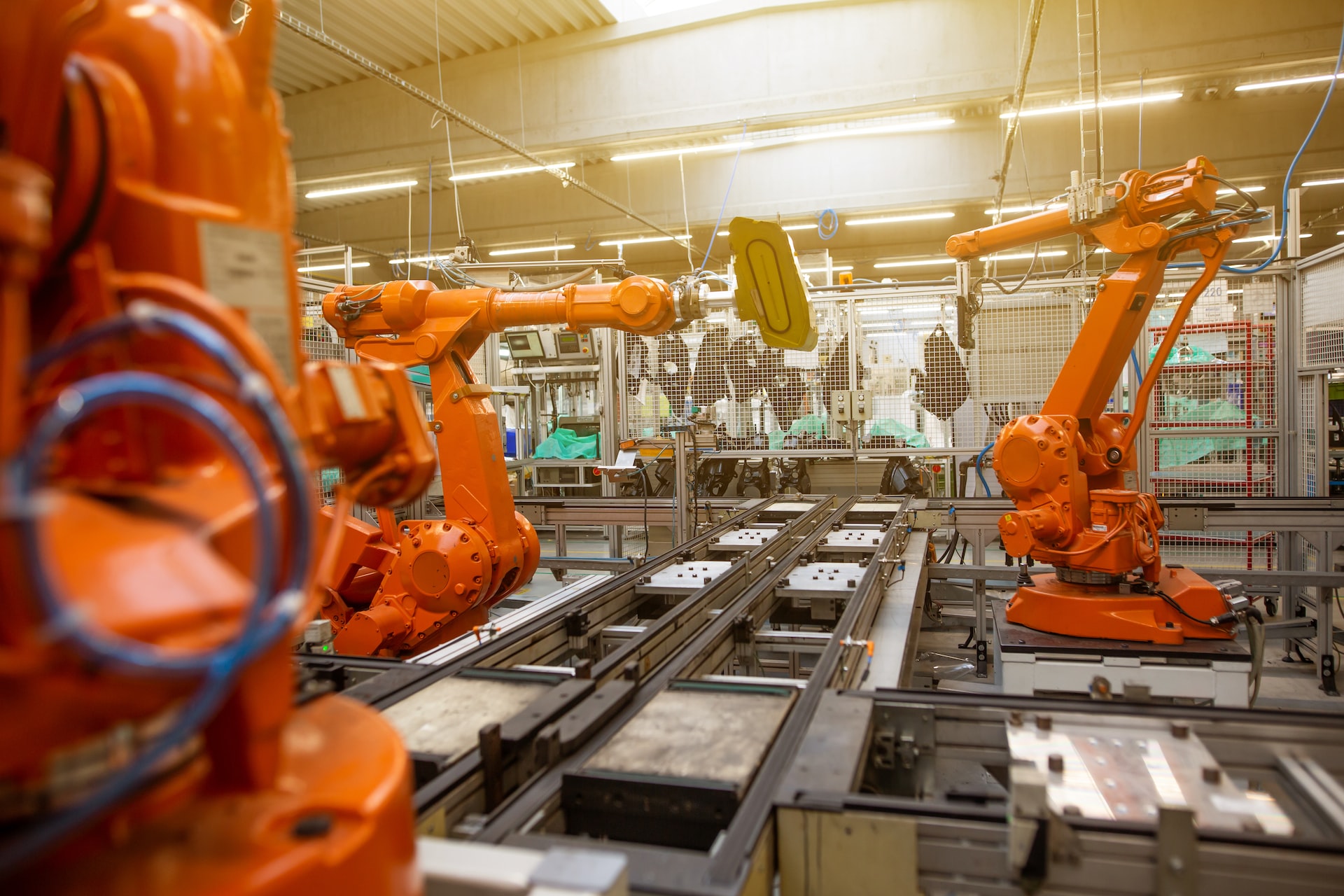 Zwei Roboterarme arbeiten am Fließband