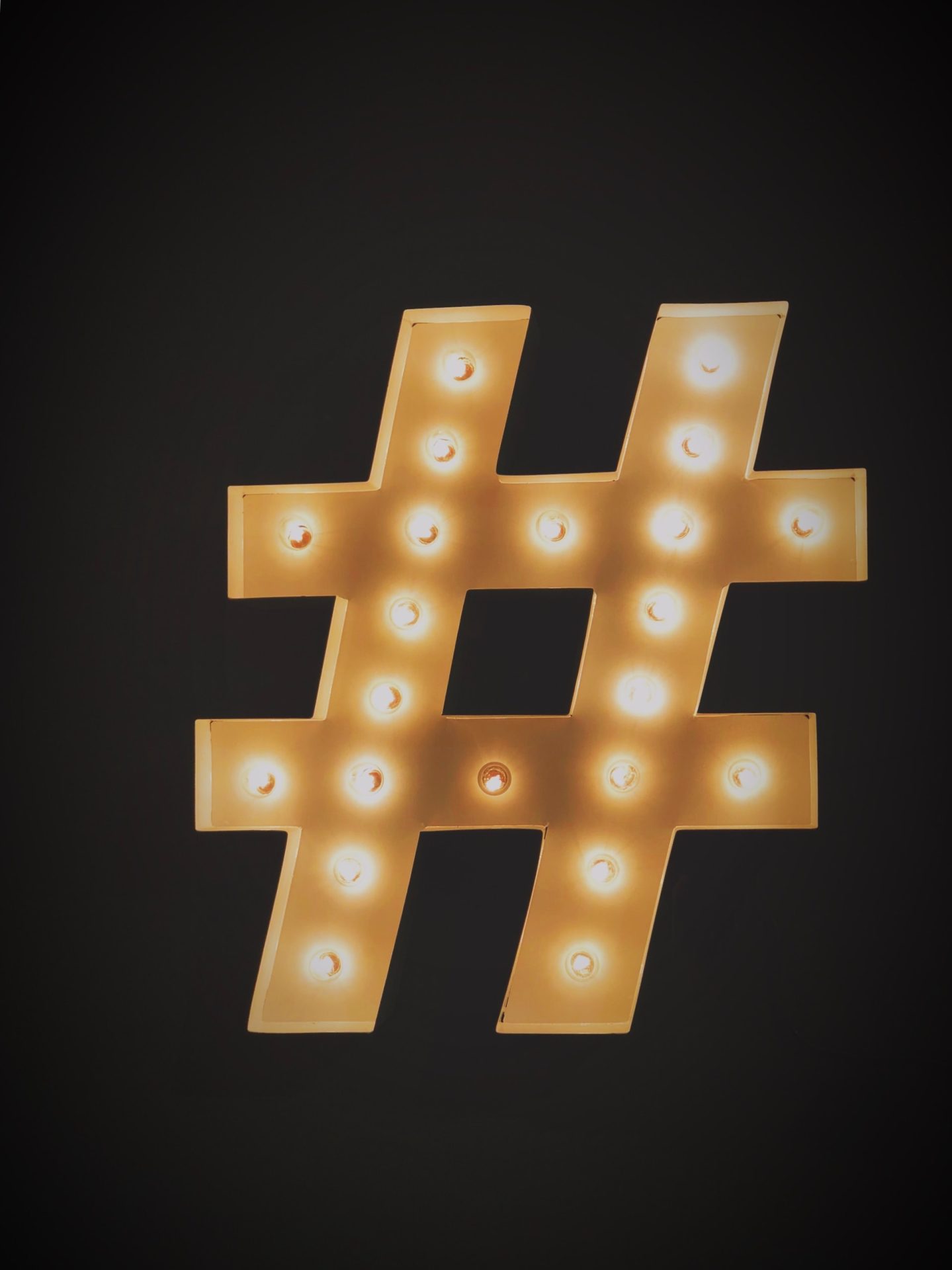 Leuchtender Hashtag als Symbol für Social Media