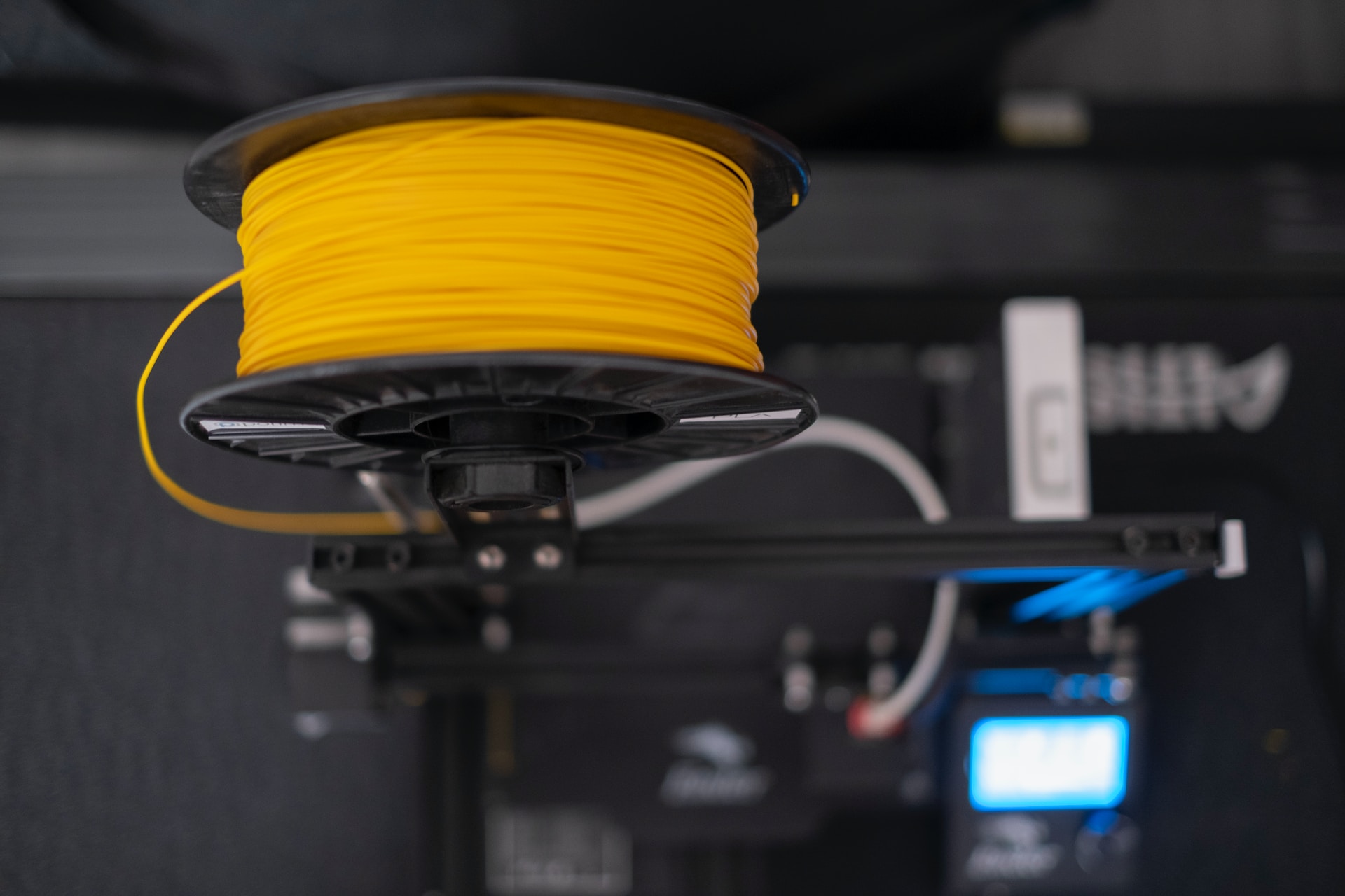 Gelbes Filament eines 3D Druckers auf einer Spule