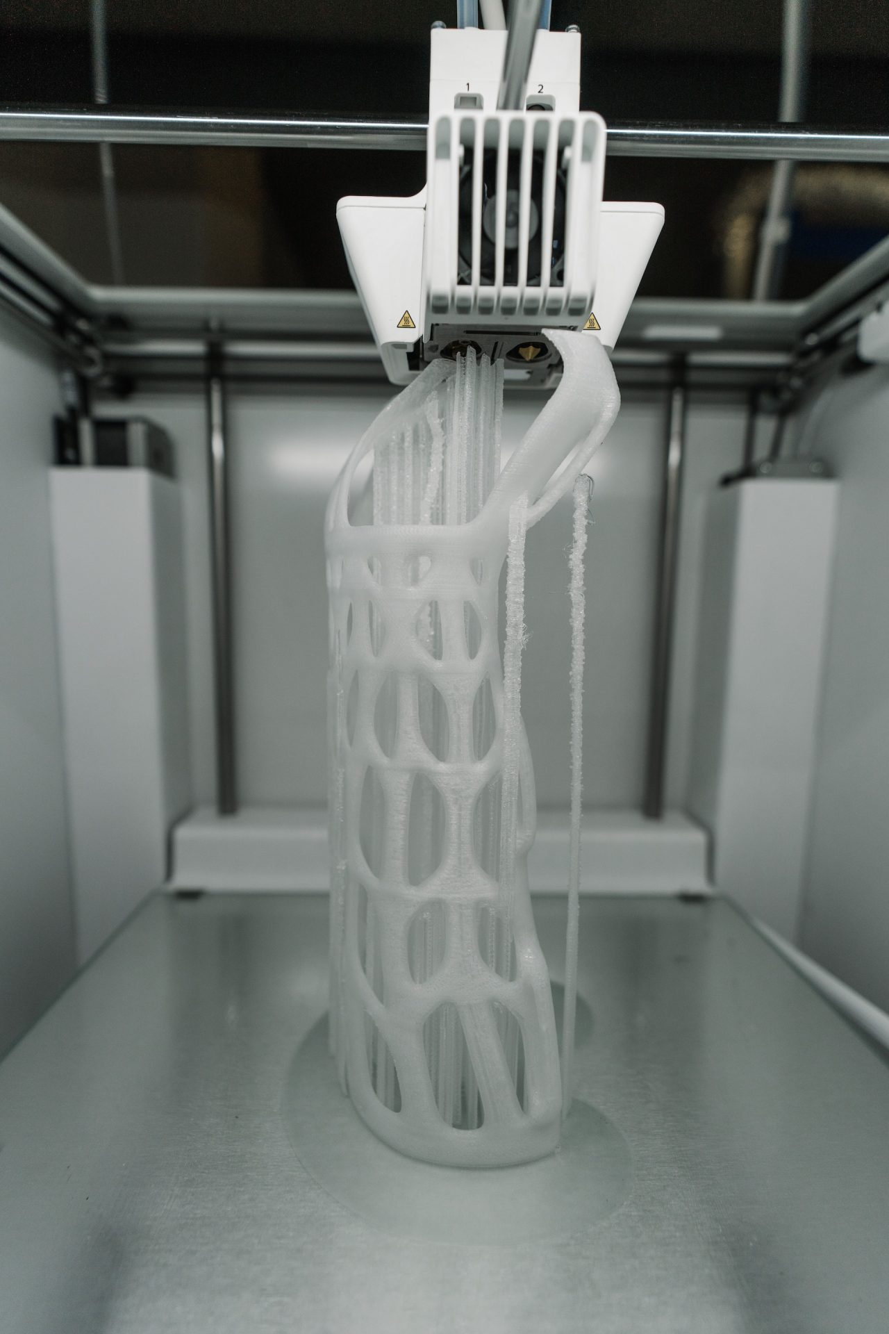 Ansicht der Druckkammer eines 3D Druckers beim Drucken einer komplexen Struktur