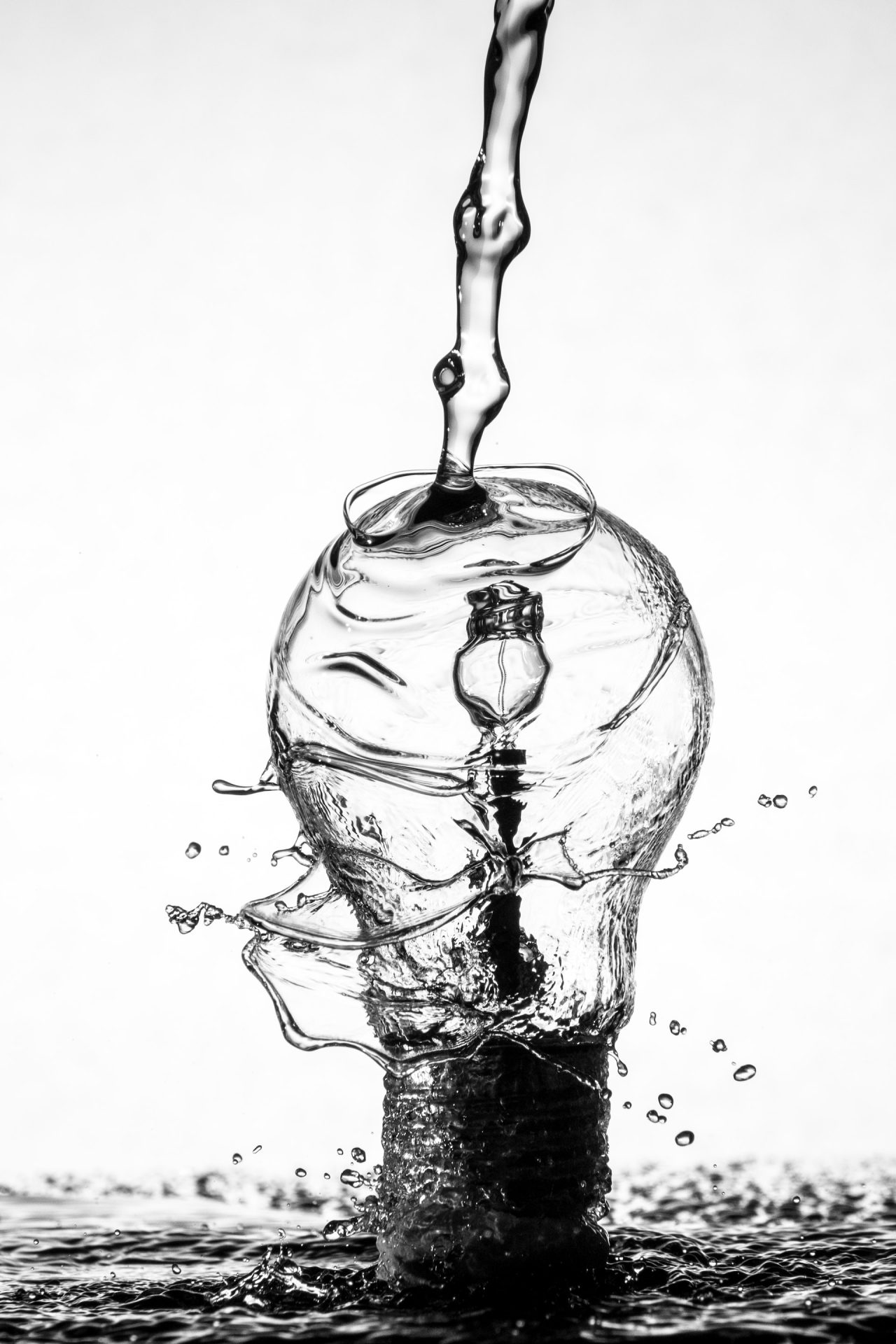 Glühbirne stilisiert dargestellt aus einem Wasserstrahl