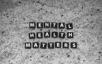 Mit Buchstaben bedruckte Steinchen, die zu "Mental Health Matters" zusammengelegt sind