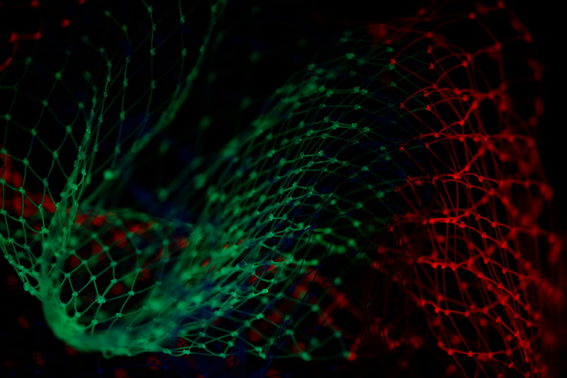 Künstliches Netzwerk aus grünen und roten Neuronen