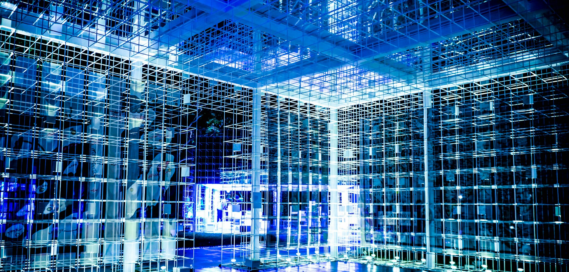 Futuristischer Raum bestehend aus blau-weißen Streben