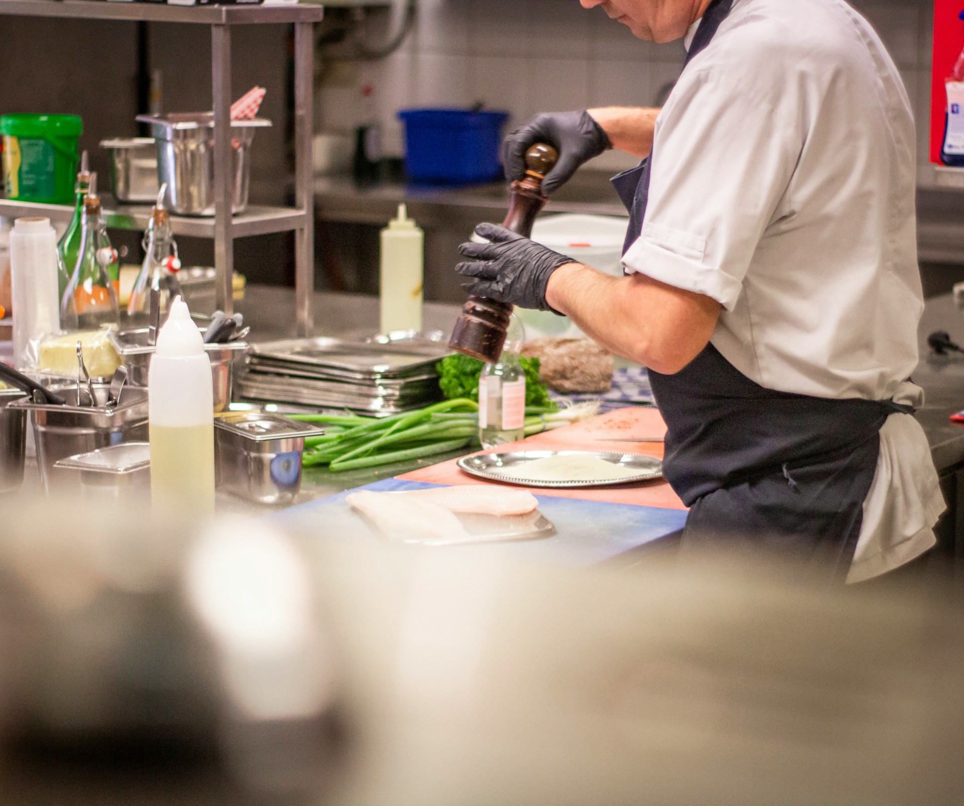 Koch bereitet Speisen in einer Restaurantküche zu