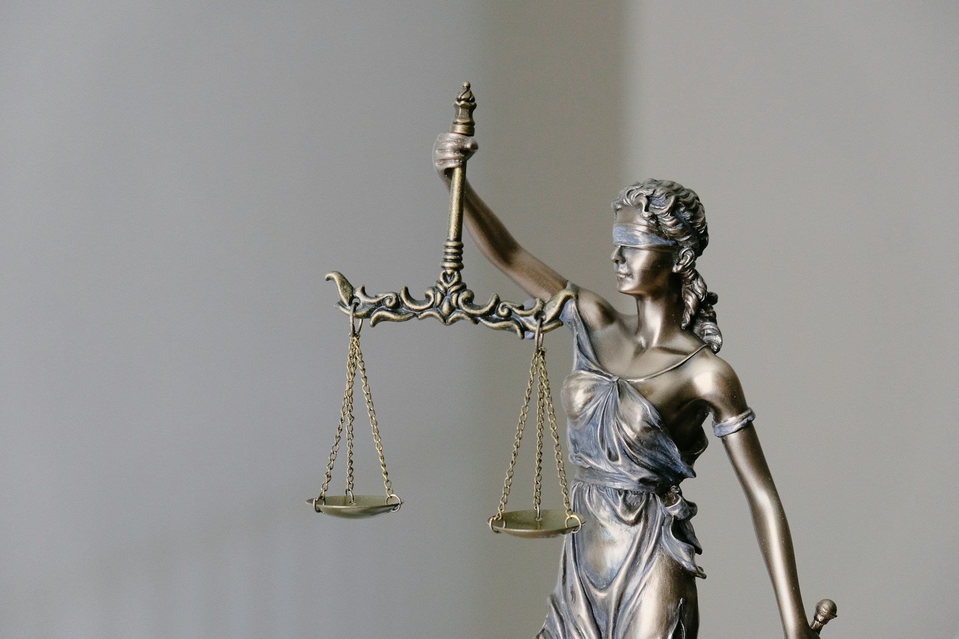 Statue der Justitia als Sinnbild für Gerichte. In Deutschland sind meist die örtlichen Amtsgerichte für die Aufsicht von Insolvenzverfahren zuständig.