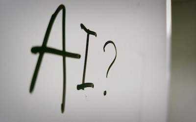 Schriftzug "AI?" an einer Wand