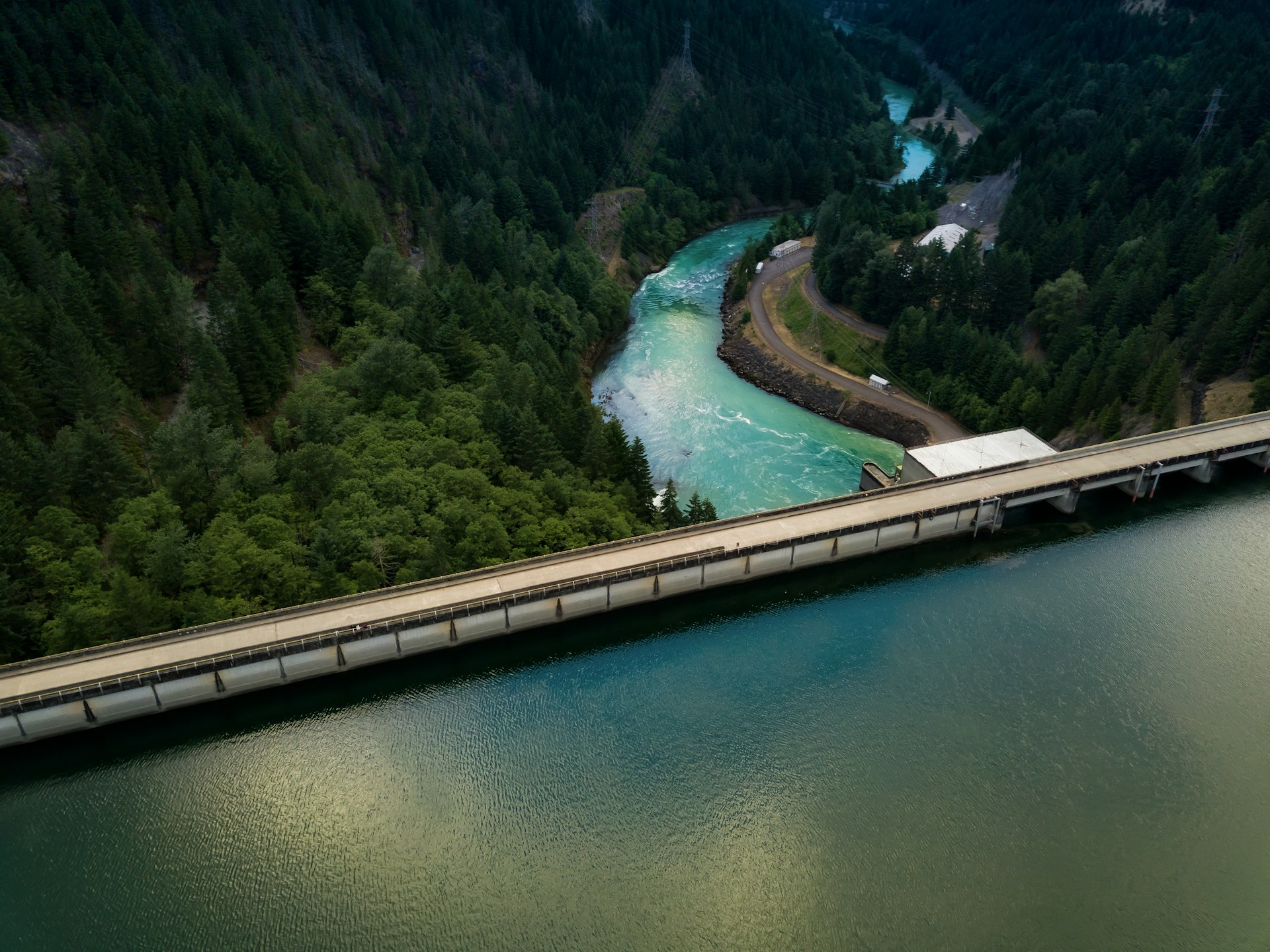Blogartikel_Erneuerbare_Energien_Wasserkraft Ein Staudamm für die Gewinnung von Energie aus Wasserkraft und ein Fluss.