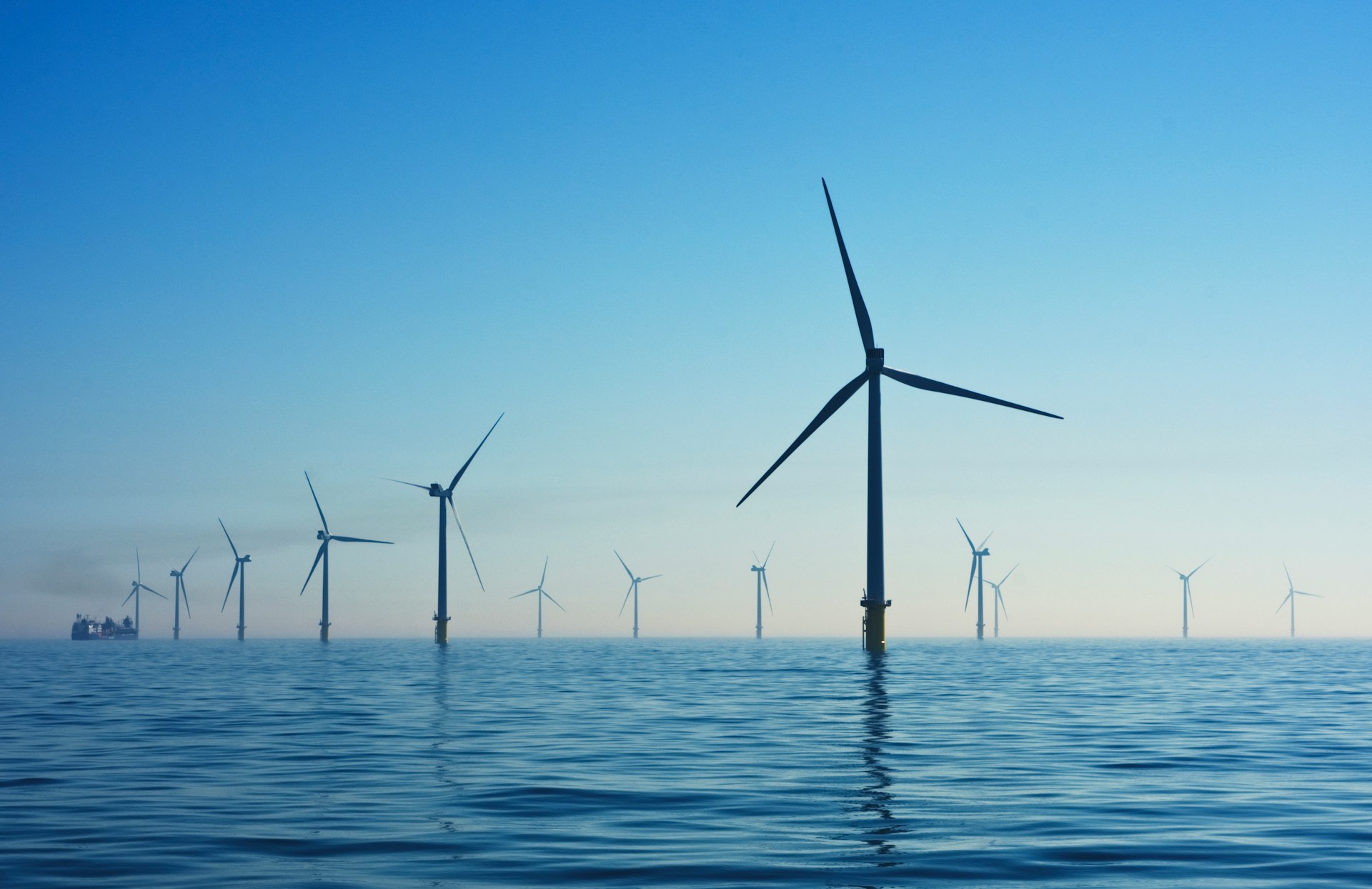 Blogartikel_Erneuerbare_Energien_title Windkraftanlagen auf dem Meer.