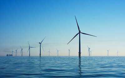 Windkraftanlagen auf dem Meer.