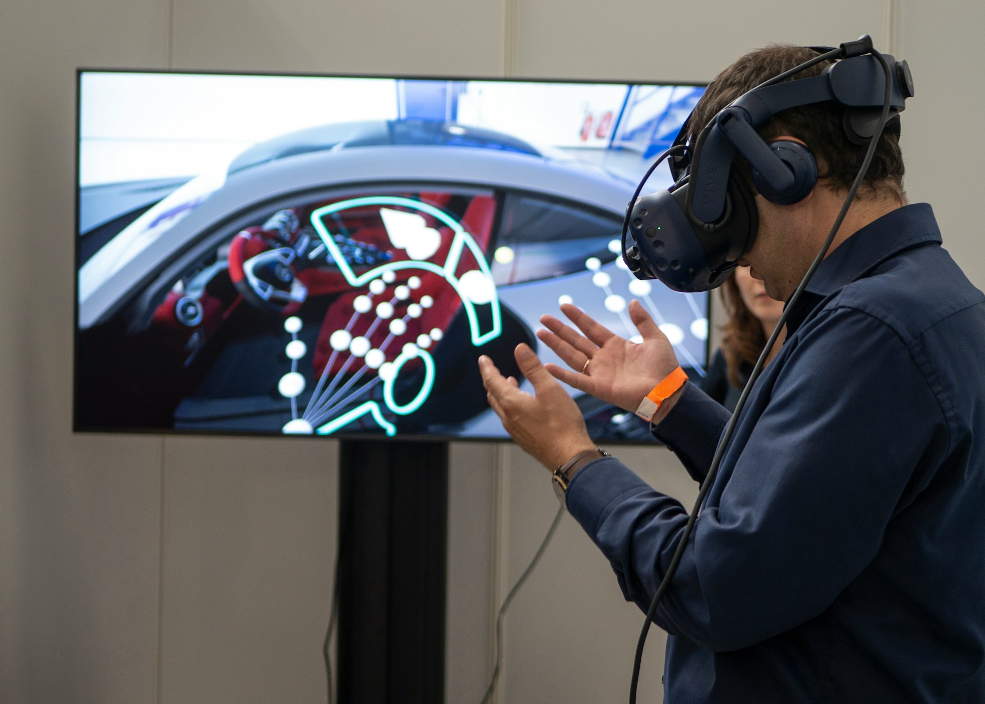 Blogbeitrag_Digitale_Transformation_VR Mann mit einer VR-Brille