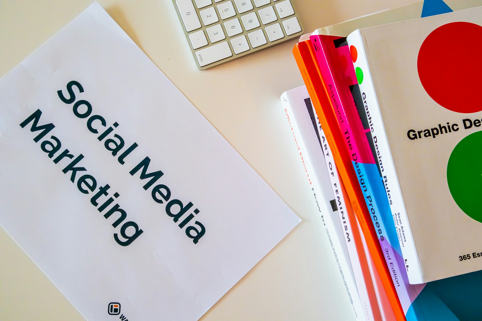 Blogbeitrag_Social_Media_Redaktionsplan_Marketing Verschiedene Bücher auf einem Schreibtisch zum Thema Social Media Marketing.