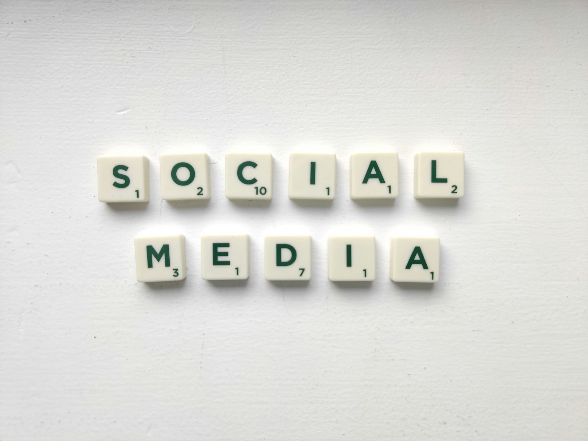 Blogbeitrag_Social_Media_Redaktionsplan_Social-Media Das Wort Social Media gelegt mit Scrabble Buchstaben.