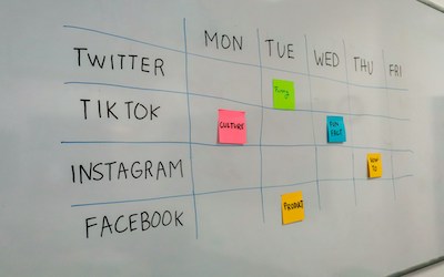 Ein Social Media Redaktionsplan als Tabelle auf einem Whiteboard.