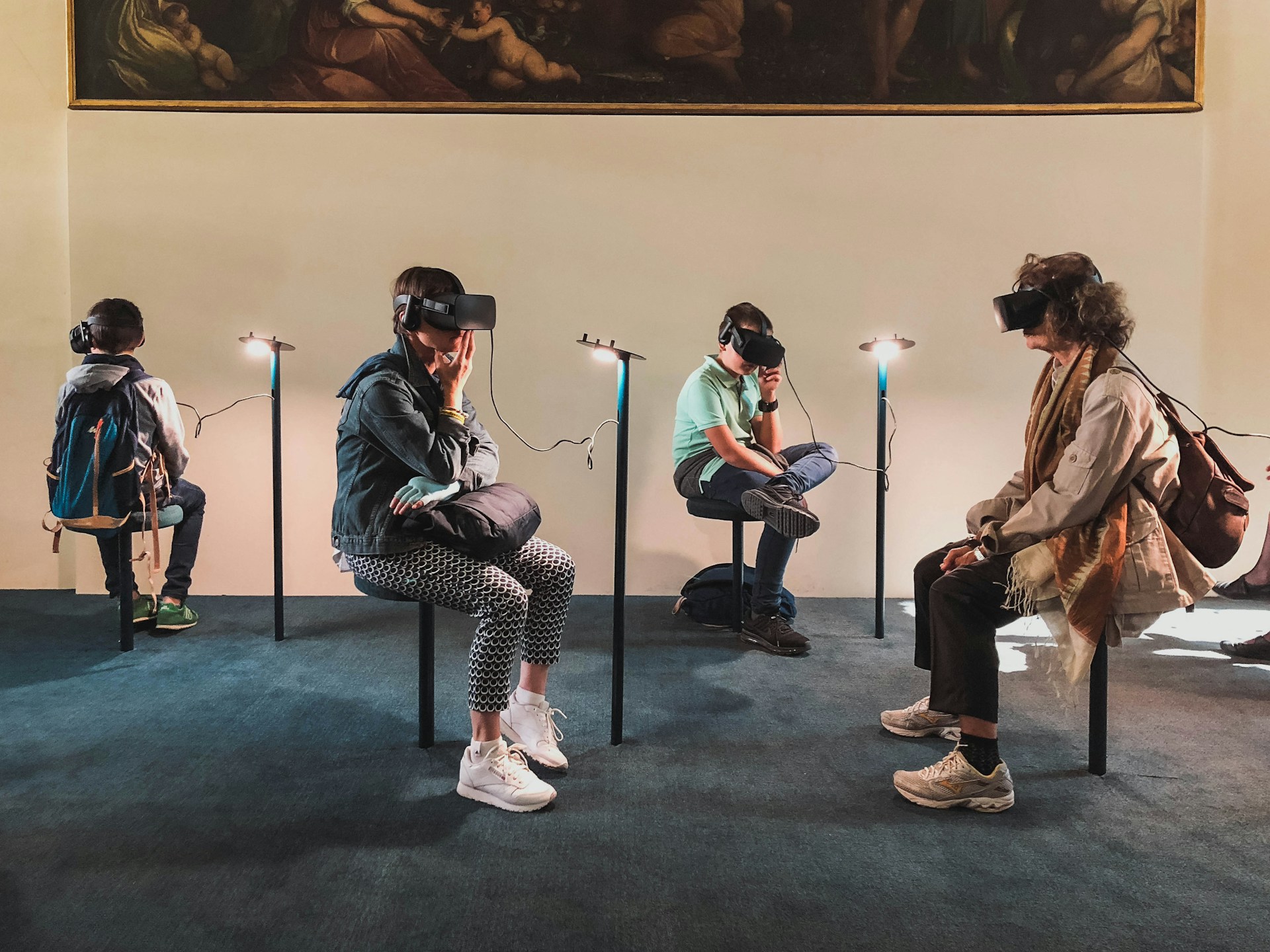 Blogbeitrag_XR_Manager_VR_Museum Eine Gruppen von Personen, die in einem Museum alle eine VR-Brille tragen, um an einer virtuellen Führung teilzunehmen.