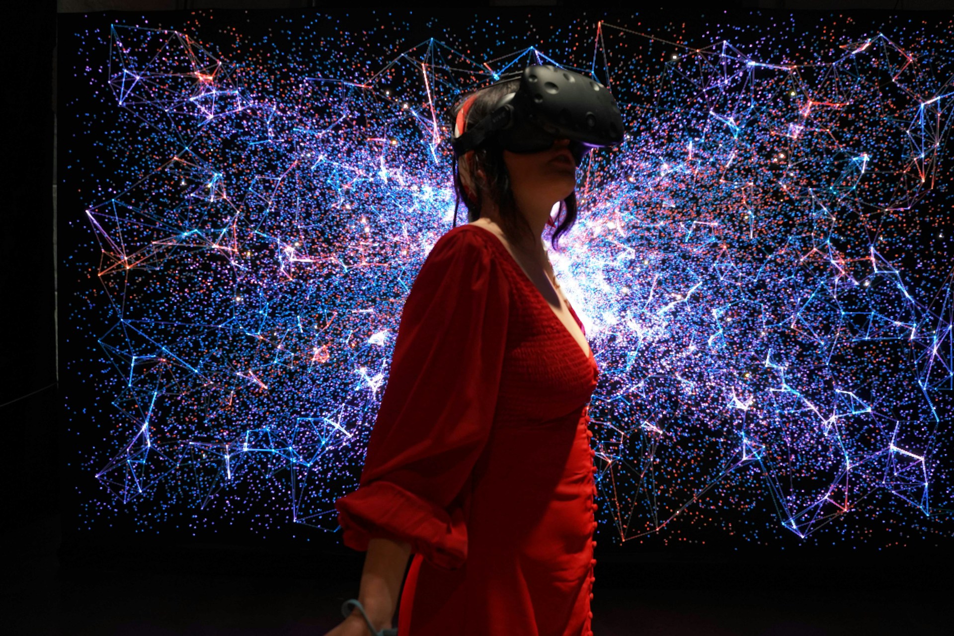 Blogbeitrag_XR_Manager_title Eine Frau, die eine VR-Brille trägt.