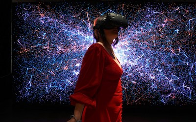 Eine Frau, die eine VR-Brille trägt.