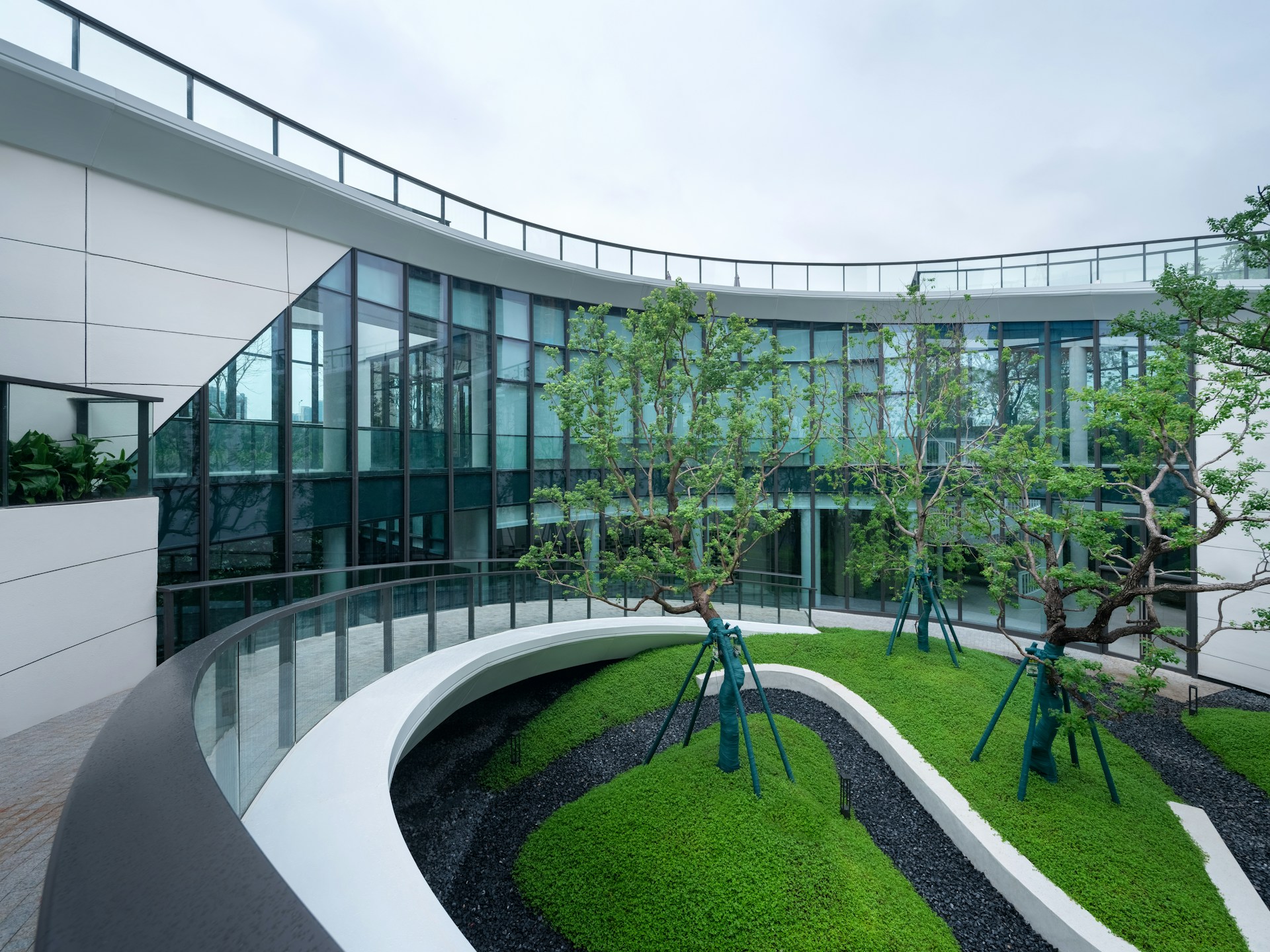 Blogbeitrag_Green_IT_title Eine Firmenzentrale mit Grünfläche