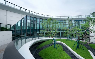 Eine Firmenzentrale mit Grünfläche