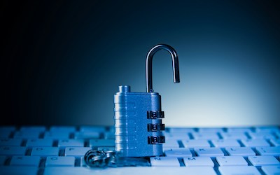 Schloss auf Tastatur als Symbol für Cyberabwehr.